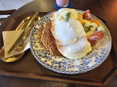 フルーツと一緒にスフレパンケーキ