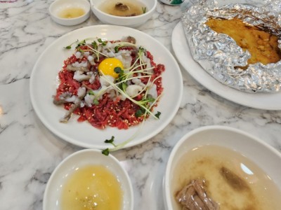 生きたタコと一緒においしい食事