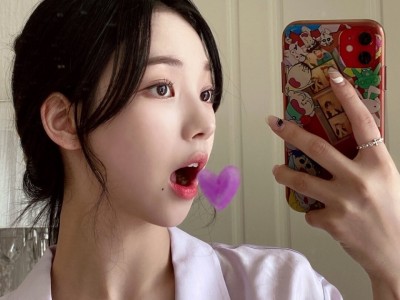 KARINA's confident selfie