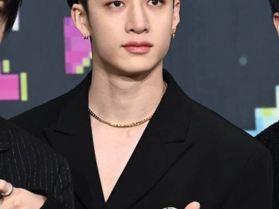 青い髪に変身した バンチャン